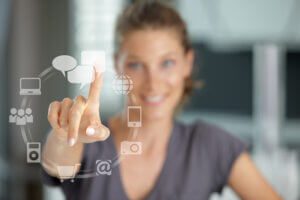 Foto af person der bruger futuristisk touch skærm