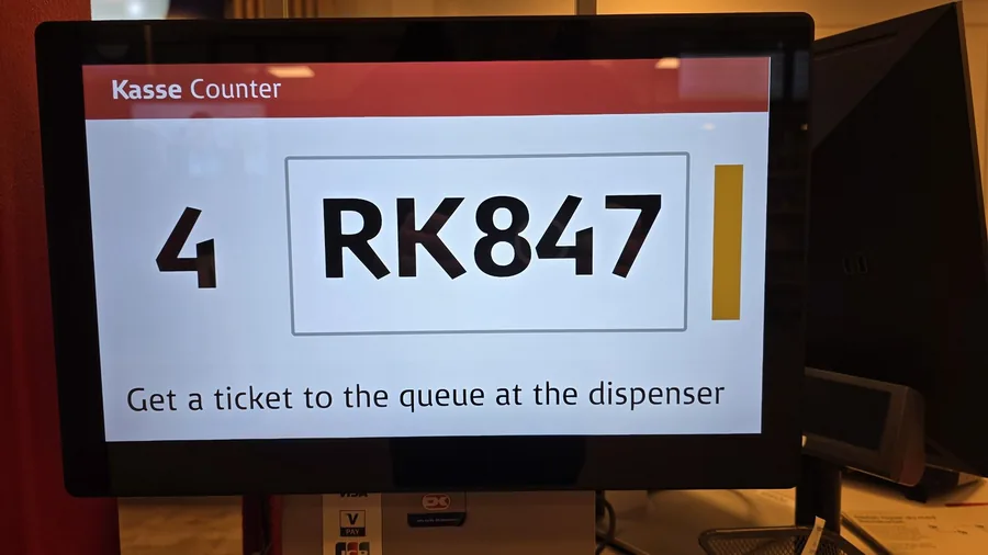 Kasseskærm over skranke 4 på DSBs billetkontor